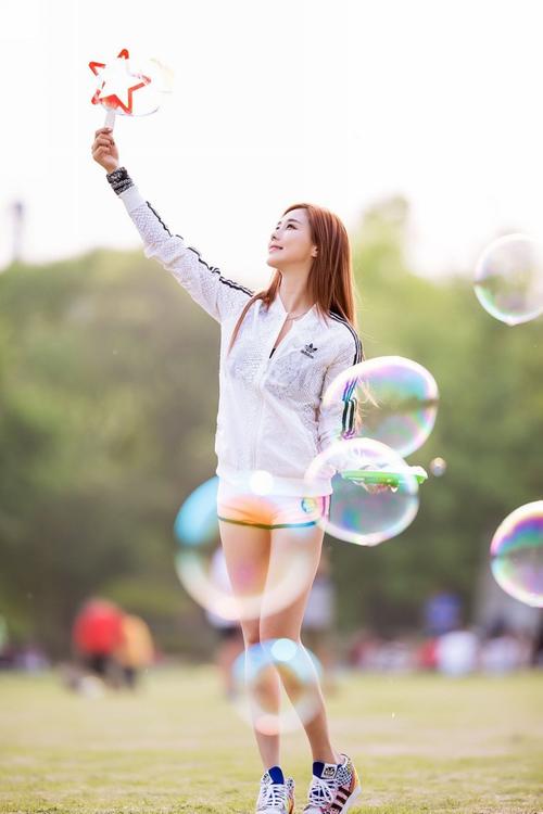 少女小探索火星虫洞