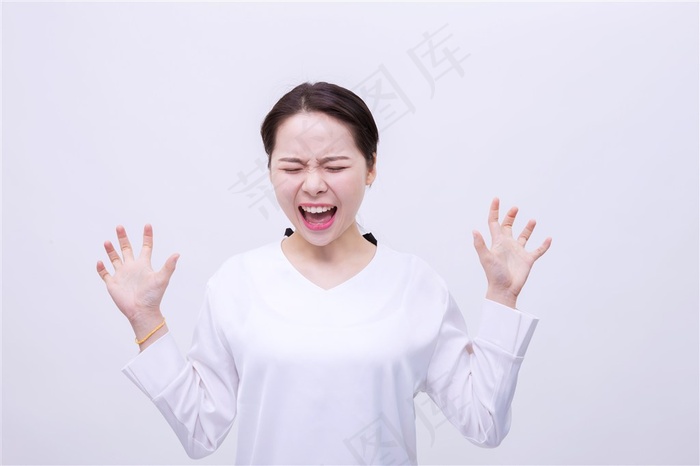 洗澡间男女吻胸抓胸激烈视频