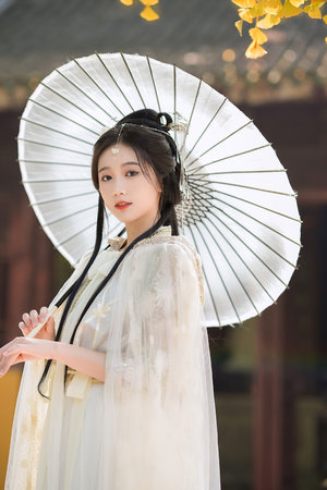 小女孩蹲着尿的视频