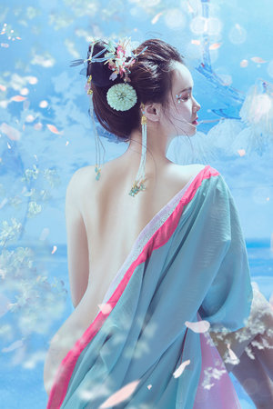 女人和男人一起努力