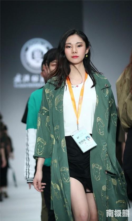 忘穿内裤被同桌摸出水