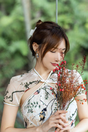 Av音量太大隔壁美女人妻敲门