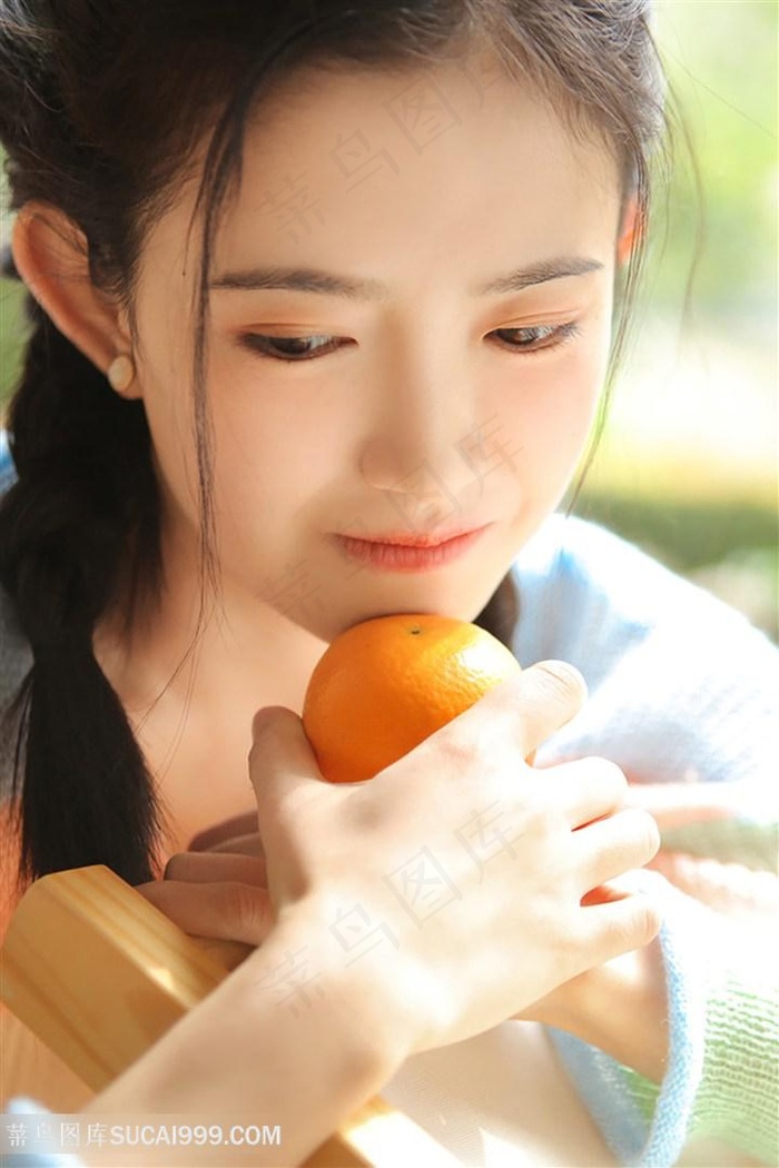 美女激烈吮乳吃奶动态