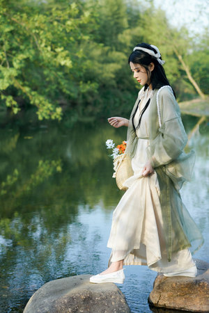 美女岔开腿露出粉嫩花苞