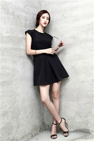 巨乳风骚少妇背着老公吃小鲜肉